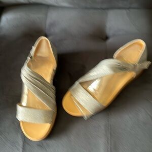 Indingo blus sandal with a shimmer look of denim